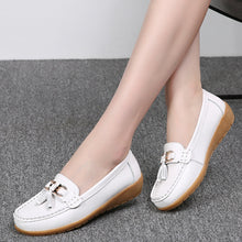 Load image into Gallery viewer, Godasse, chaussure de bureau, mocassins en cuir pour femme, chaussure de bateau, chaussure décontracté pour femme, chaussure en cuir, mocassins décontracté pour femme, mocassins femme, chaussure légère, chaussure décontracté, mocassins souple, chaussure de conduite, chaussure de mariage, chaussure en cuir pour femme